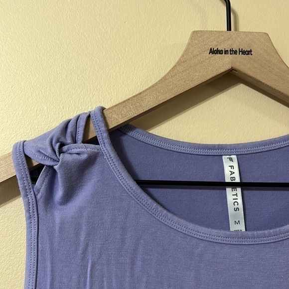 Fabletics workout tanktop with shoulder design - Picture 4 of 5